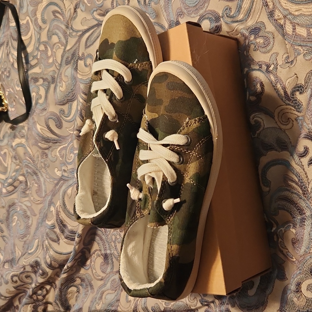 Women camo tennis shoes.